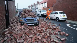 Un muro cae sobre un coche en la localidad británica de Sunderland.