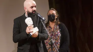 Ignacio Lasierra recibió el premio del público al Mejor Corto Aragonés por 'Parresia'. Detrás, una de las responsables de contenidos de Aragón TV, Natalia Martínez.