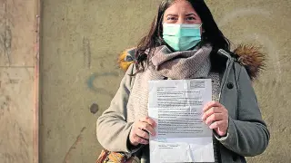Sara Orduna muestra el escrito enviado a Educación.