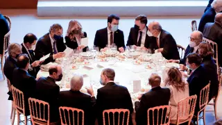 El Rey compartió mesa con el presidente catalán, con quien se saludó brevemente