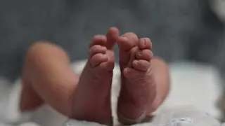Foto de archivo de los pies de un recién nacido