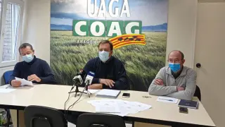 David Andreu, secretario provincial de Teruel, José María Alcubierre, secretario general de UAGA, y José Antonio Miguel, secretario provincial de Zaragoza, explican las medidas para exigir cambios en la nueva PAC.
