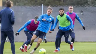 Varios jugadores de la SD Huesca, en el entrenamiento del miércoles.