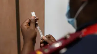 Una enfermera prepara una vacuna en Sudáfrica.