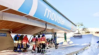Primeros esquiadores de la temporada 2021/2022 en la estación de Formigal.