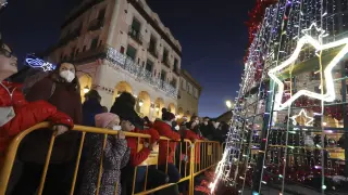Una gran árbol de Navidad metálico y modular brilla en la plaza López Allué de Huesca