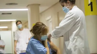 Vacunación de personal sanitario con terceras dosis contra la covid, en el Hospital Miguel Servet.