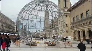 Este sábado por la mañana las pruebas de sonido e iluminación de la gran bola de Navidad ubicada frente al Ayuntamiento de Zaragoza ha creado expectación entre los zaragozanos que paseaban por la plaza del Pilar.