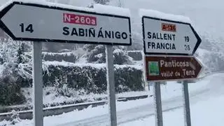 El Pirineo, y especialmente las comarcas de la Jacetania y el Alto Gállego, ha despertado este domingo  con una gran nevada, mayor incluso que la del pasado fin de semana.