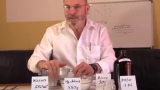 Johann Biacsics hace una de sus mezclas químicas en un vídeo que compartió en las redes sociales.