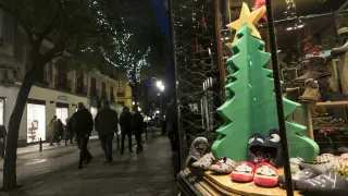 La calle de Don Jaime I, peatonal desde las 18.00, se ha engalanado para celebrar la Navidad.