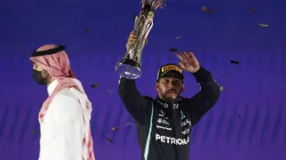 El piloto de Mercedes Lewis Hamilton celebra la victoria en el circuito saudí.