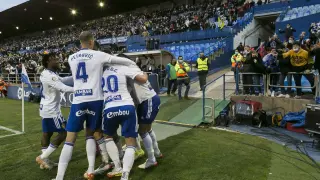 Los jugadores del Real Zaragoza se abrazan para celebrar el 1-0 ganador, marcado por Francés.