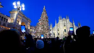 Decenas de personas fotografían el gran árbol de Navidad en la plaza de la catedral de Milán
