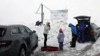El mal tiempo ha animado a los turistas a regresar antes a casa. En la foto, el parquin de Anayet, en Formigal, donde se acumula más nieve.