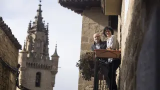 Miguel e Inma, en un balcón de La Posada La Pastora de Uncastillo.