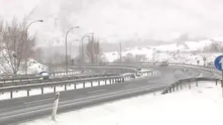 La nieve deja complicaciones en setenta carreteras del norte