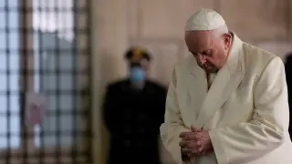 El Papa reza ante la Virgen en el Día de la Inmaculada.