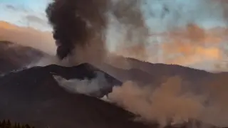 El volcán de Cumbre Vieja sigue con su actividad de emisión de piroclastos y de lava fluida