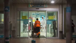 El acceso al servicio de Urgencias del Hospital Miguel Servet de Zaragoza, ayer.
