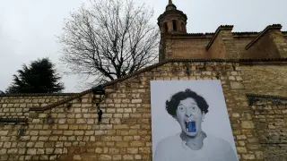 Esther Ferrer, Premio Velázquez, cuelga en uno de los muros de Fuendetodos una meditación sobre el dinero.