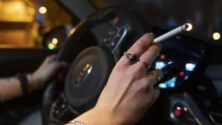 Imagen de una persona fumando al volante