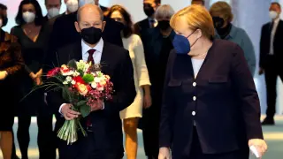 Olaf Scholz junto a Angela Merkel este miércoles