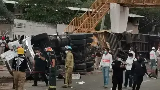Rescatistas y autoridades trabajan en la zona del accidente de un camión donde viajaban migrantes.