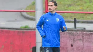 Seoane, durante el entrenamiento que ha realizado este sábado la SD Huesca en Mareo antes de regresar a casa.