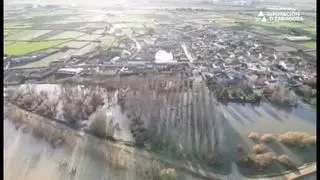 Los bomberos de la Diputación de Zaragoza han utilizado su dron para mostrar los estragos que está haciendo la crecida del río Ebro por el municipio