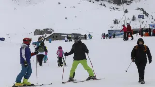 Fotos del primer día de esquí en las estaciones de Candanchú y Astún.