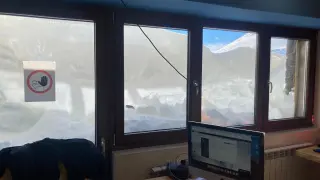 Las ventanas del comedor bloquedas por la nieve