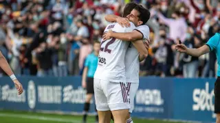 Sergi y Rubén se abrazan tras uno de los goles