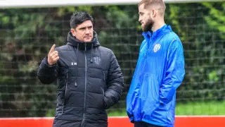 Xisco conversa con Pulido en el entrenamiento que la SD Huesca realizó el sábado en Mareo.