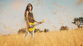 Isabel Marco, guitarra en ristre.