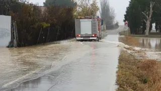El agua cruza ya la carretera que discurse entre Alfocea y Monzalbarba. El puente que une los dos municipios está cortado.
