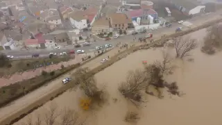 Imágenes de la riada en Pradilla de Ebro, este lunes.