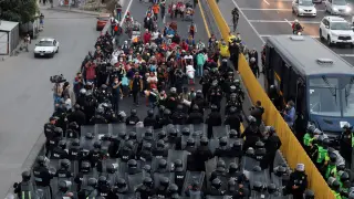 Migrantes centroamericanos se enfrentan con policías de la Secretaría de Seguridad Ciudadana (SSC).