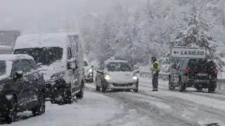Un guardia civil en un servicio en carretera, durante el temporal que azotó el Pirineo la semana pasada.