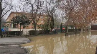 El patio del colegio Jerónimo Zurita, en La Almozara, inundado.