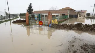 Inundaciones de casas y campos en Monzalbarba este martes por la mañana.