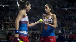 Las hermanas Mapi y Majo Sánchez Alayeto celebran un punto.