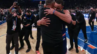 Curry se abraza con su padre al finalizar el partido en el que ha logrado el récord de triples de la NBA.