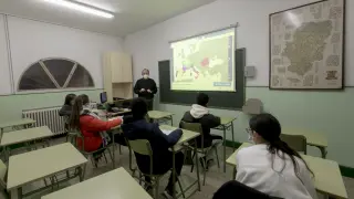 Carlos Abril imparte la clase de Lengua Aragonesa a alumnos de la E.S.O del IES Ramón y Cajal de Huesca.