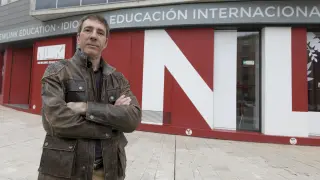 Chema Pascual, CEO de Ynsitu, frente a la sede de su academia Newlink de Huesca.