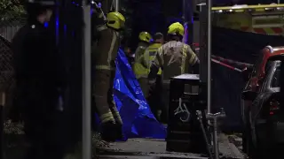 Los bomberos encontraron a los cuatro niños con vida, antes de ser trasladados al hospital.