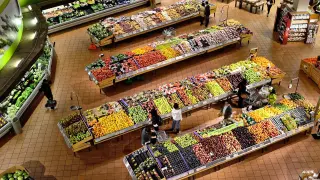 Los precios en los productos agrarios en los lineales de los supermercados multiplican hasta por diez veces lo que cobra el agricultor.