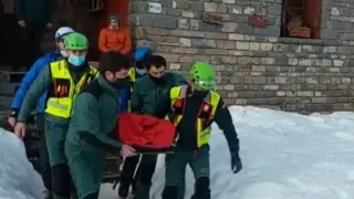 Los guardias evacuan al montañero en el refugio de Linza (Ansó).