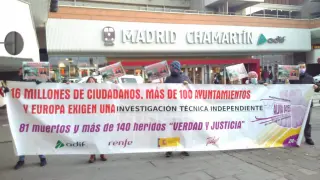 Víctimas de Angrois, en Chamartín, donde protestan por la inauguración ostentosa del AVE a Galicia.