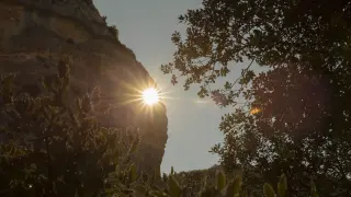 El rayo de sol atraviesa la roca en Colungo durante el solsticio de invierno e ilumina la ermita de San Martín.